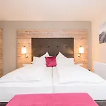 Alpenhotel Tirolerhof מלון