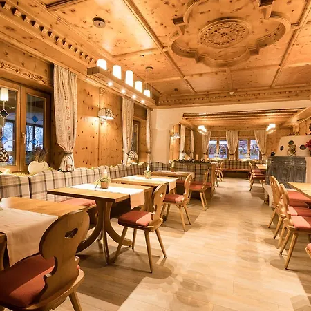 Alpenhotel Tirolerhof 호텔 플메스