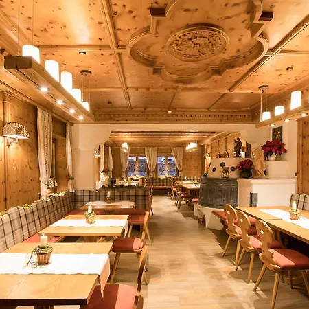 Alpenhotel Tirolerhof Отель Фульпмес