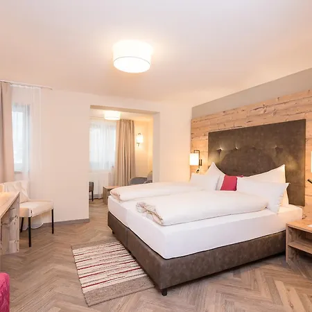 ホテル アルペンホテル チレルホフ フルプメス